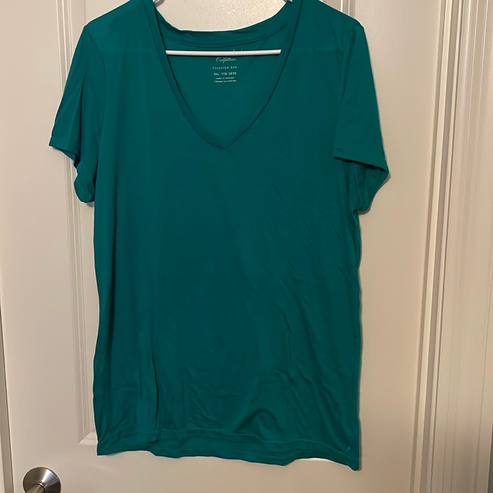 Kelly grew v neck tee